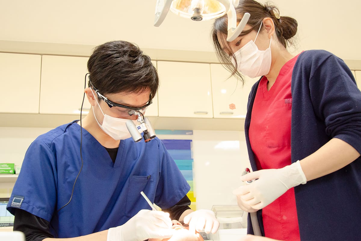 加古川市にあるわきさか歯科クリニックの治療風景